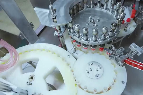 自动液体灌装机是灌装出产的重要设备